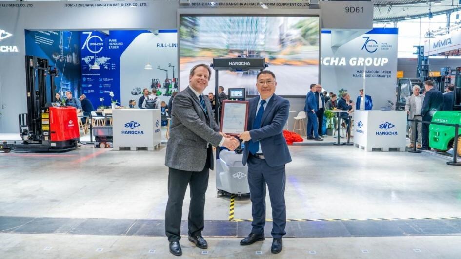 Mr. Jan Hoehne (L), General Manager Industrial Machines, TÜV Rheinland, presents the CE MD certification of EZGO to Mr. George Zhang (R), General Manager of Hangcha International.