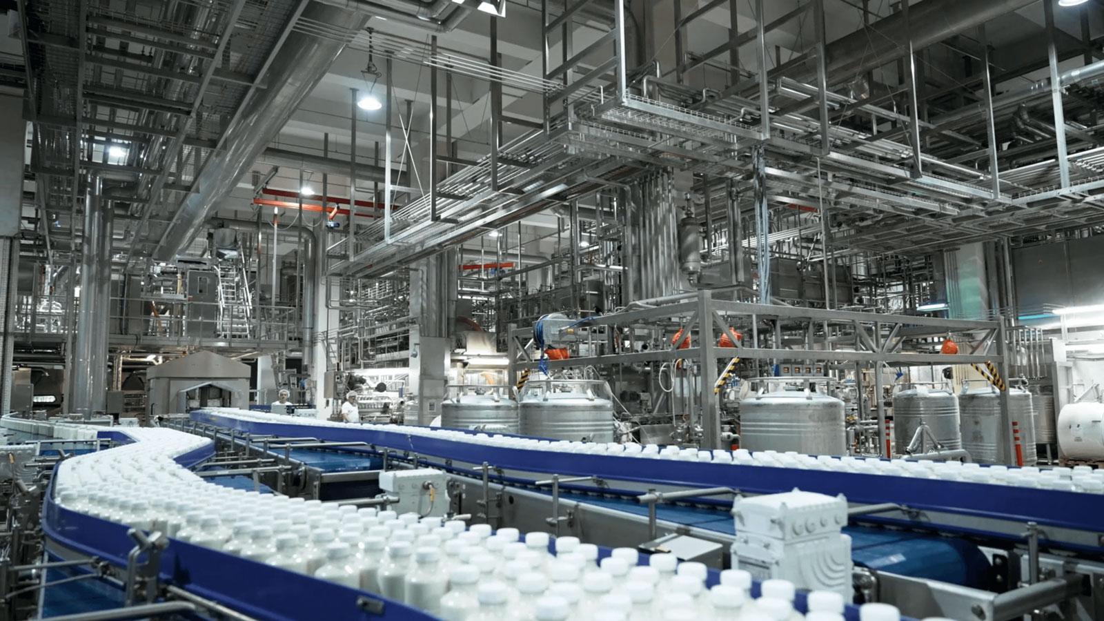 Sachsenmilch produces a variety of products from milk, butter, yogurt, cheese, and dairy derivatives for baby food to bioethanol in its state-of-the-art and almost fully automated facilities. Every day 4.7 million liters of fresh milk are delivered for processing, the equivalent of 170 truckloads. It’s essential for the company’s equipment to operate 24/7 and for the production facilities to be nearly 100 percent available.