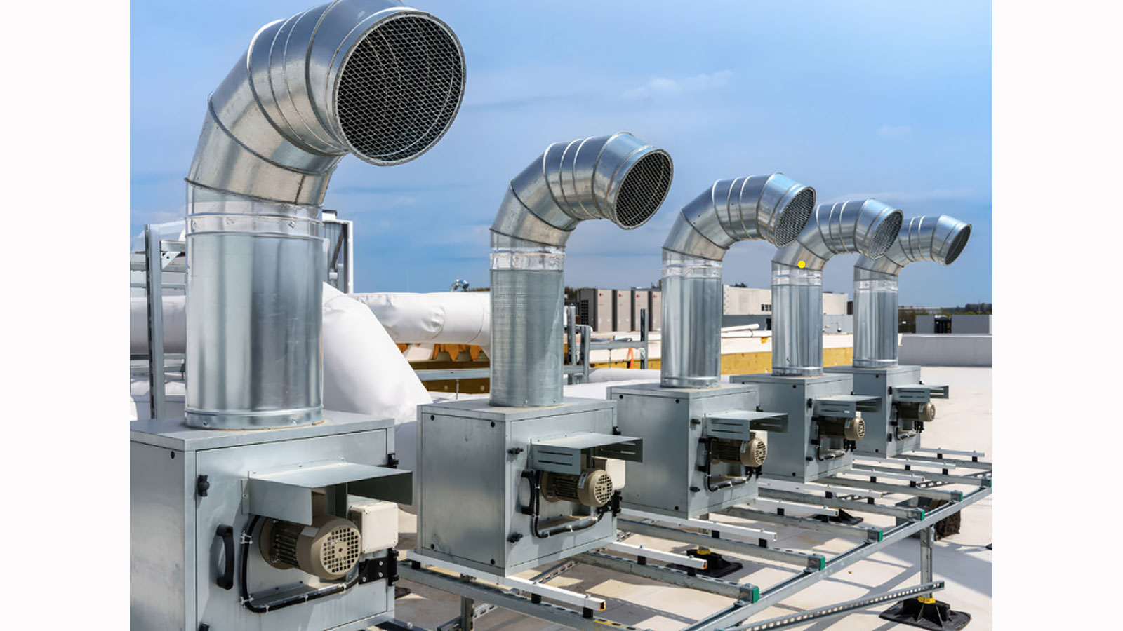 An ACH580 IP66/Type 4X drive delivers reliable, weather-resistant motor control for outdoor HVACR applications, including rooftop units and cooling towers.