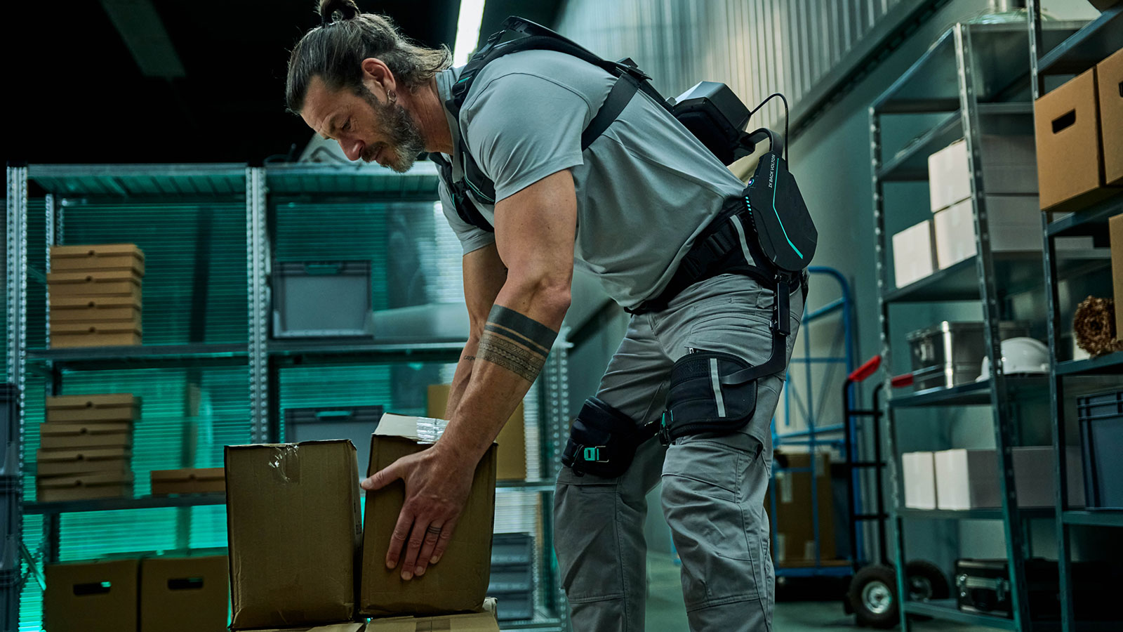 The IX BACK VOLTON actively relieves physical strain during demanding lifting and bending tasks in industrial environments.