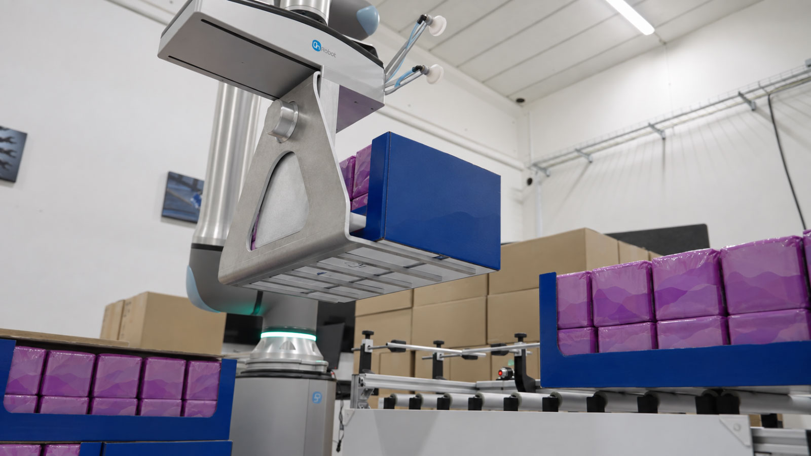 The OnRobot 2FGP20 Fork was designed to handle packaging that cannot be lifted with vacuum or side gripping.
