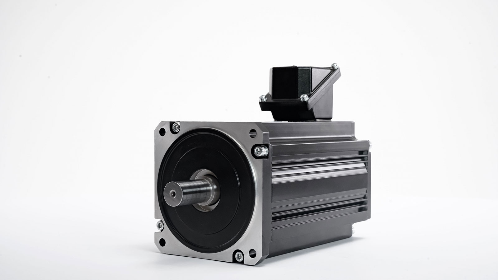 The new 400V EM-A Series sensorless servo motor from Mitsubishi Electric. Available in capacities from 0.4 kW to 7.5 kW, the expanded lineup delivers IE5-class energy efficiency and precise speed regulation without needing an external encoder.
